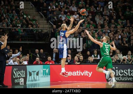 Kaunas, Lituania. 4th Feb, 2020. Vassilis Spanoulis (L) di Olympiacos Pireo spara durante la stagione di pallacanestro Eurolega regolare partita tra la Lituania Zalgiris Kaunas e la Grecia Olympiacos Pireo a Kaunas, Lituania, 4 febbraio 2020. Credito: Alfredas Pliadis/Xinhua/Alamy Live News Foto Stock