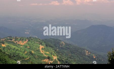 bella vista degli occhi di uccello del giardino del tè coonoor vicino alla stazione della collina di ooty, situata ai piedi della catena nilgiri in tamilnadu, india Foto Stock