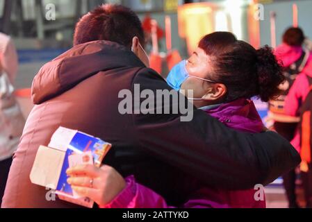 Urumqi, La Regione Autonoma Dello Xinjiang Uygur In Cina. 4th Feb, 2020. Chen Hui (R), membro della squadra medica, abbraccia il suo membro della famiglia prima di partire per Wuhan, l'epicentro dell'epidemia di coronavirus, a Urumqi, nella regione autonoma di Xinjiang Uygur, 4 febbraio 2020. La seconda partita di un team medico composto da 102 membri dello Xinjiang lasciato per Wuhan il martedì per aiutare il nuovo coronavirus controllare gli sforzi lì. Finora Xinjiang ha inviato un totale di 244 farmaci a Wuhan. Credito: Ding Lei/Xinhua/Alamy Live News Foto Stock