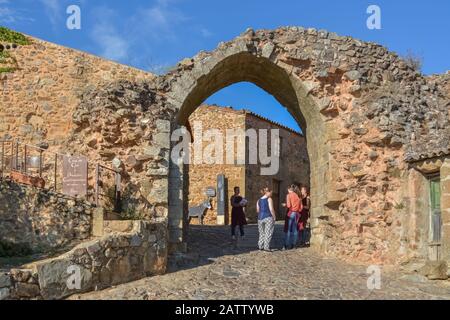 Figueira de Castelo Rodrigo, Portogallo - 09 10 2014: Vista alla porta della fortezza sul borgo medievale di Figueira de Castelo Rodrigo e gli edifici medievali Foto Stock