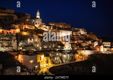 Matera, Italia - 17 settembre 2019: Paesaggio notturno dei Sassi di Matera un quartiere storico della città di Matera noto per la loro antica cav Foto Stock