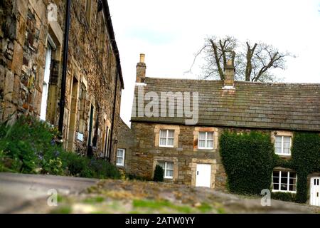 Cottages sulla piazza del villaggio, Blanchland, Northumberland Foto Stock