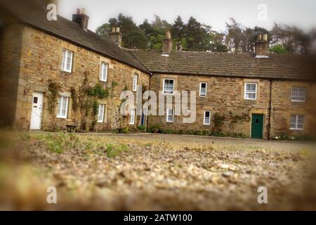 Cottages sulla piazza del villaggio, Blanchland, Northumberland Foto Stock