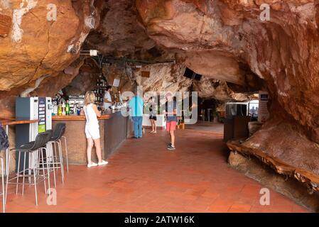 Minorca, Spagna - 14 ottobre 2019: Interno del bar Cova d’en Xoroi nelle grotte dell’isola di Minorca, Spagna Foto Stock