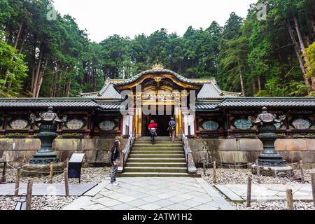 Nikko, Giappone - 15 Ottobre 2018: turisti visita del tempio Taiyuin al Nikko patrimonio mondiale in autunno, Giappone. Foto Stock