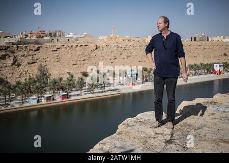 Riad, Arabia Saudita. 06th dicembre 2019. Il paesaggista tedesco Ulrich Riederer. Ha lavorato nella capitale Saudita per 15 anni. Qui il Svevo di Waiblingen progetta e costruisce giardini di cui quasi nessuno in Germania oserebbe sognare. (A dpa 'giardini splendid per il deserto: I tedeschi costruire oasi verdi a Riyadh') credito: Oliver Weiken/dpa/Alamy Live News Foto Stock