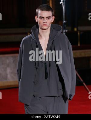 New York, NY - 04 febbraio 2020: Un modello cammina la pista al N.Hoolywood Autunno inverno 2020 sfilata di moda durante la settimana della moda di New York Foto Stock