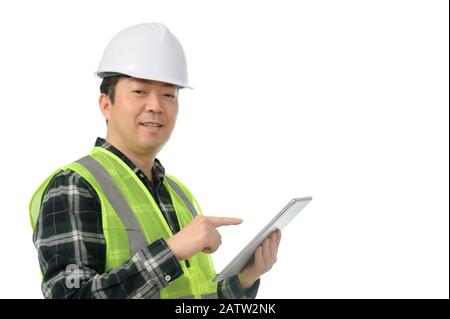 Ingegnere asiatico di mezza età che utilizza un tablet PC su sfondo bianco. Foto Stock