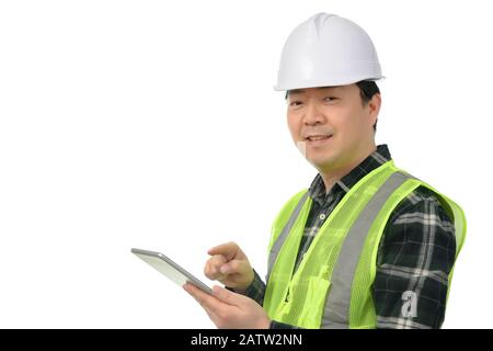 Ingegnere asiatico di mezza età che utilizza un tablet PC su sfondo bianco. Foto Stock