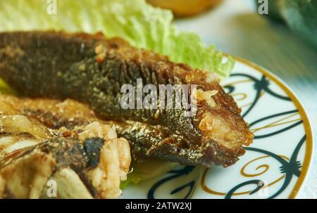 Nyama Choma, che significa carne alla brace, cucina keniana, piatti africani tradizionali assortiti, vista dall'alto. Foto Stock