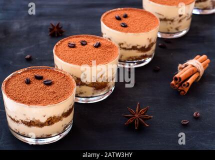 Di vetro riempita con il Tiramisù cremoso e di savoiardi Foto Stock