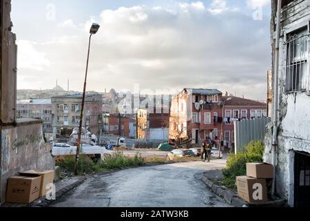 Istanbul, Turchia - 15 gennaio 2020: Residenti a piedi lungo la strada con vecchie case tradizionali nella storica area di Fatih di Istanbul Foto Stock