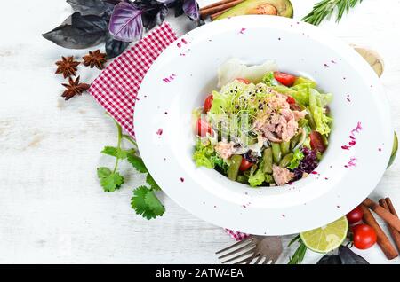 Insalata Di Tonno Vegetale. Nella piastra. Vista dall'alto. Spazio libero per il testo. Foto Stock