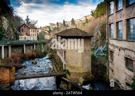 Thiers posate capitale, Parco Naturale regionale di Livradois Forez, valle di vecchie fabbriche, Puy de Dome, Auvergne, Francia Foto Stock