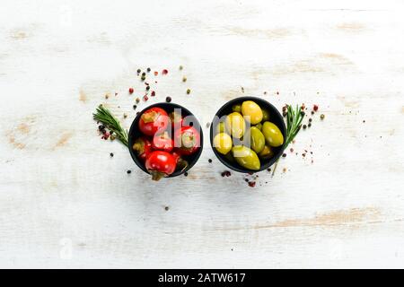 Paprika e olive in un recipiente. Vista dall'alto. Spazio libero per il testo. Foto Stock