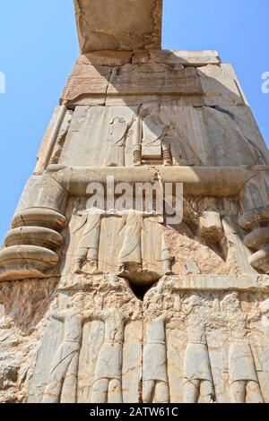 Re Dario i, con Faravahar sopra di lui. Bassorilievo, Persepolis Foto Stock