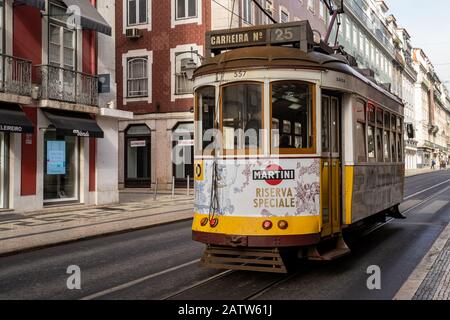 Lisbona, Portogallo - 17 gennaio 2020: Un iconico tram di Lisbona (tram) che si muove lungo le strade vicino a Piazza Rossio Foto Stock