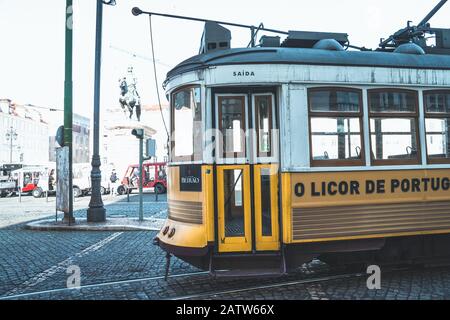 Lisbona, Portogallo - 17 gennaio 2020: Un iconico tram di Lisbona (tram) che si muove lungo le strade vicino a Piazza Rossio Foto Stock