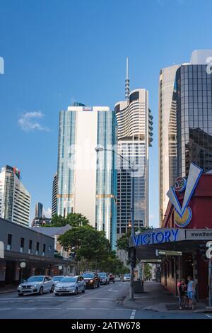 Brisbane, Australia - 20 febbraio 2016: Paesaggio urbano di Brisbane con Victory Hotel e strada con traffico Foto Stock