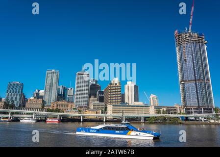 Brisbane, Australia - 20 febbraio 2016: Paesaggio urbano di Brisbane con trasporto pubblico sull'acqua e Riverside Expressway Foto Stock