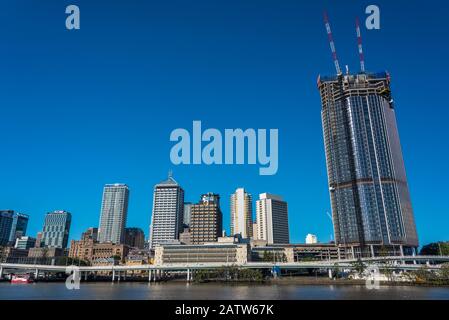 Brisbane, Australia - 20 febbraio 2016: Paesaggio urbano di Brisbane con Pacific Motorway e Riverside Expressway sul fiume Brisbane Foto Stock