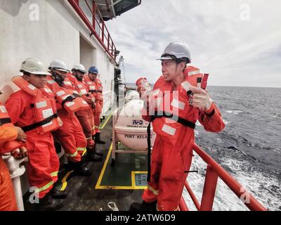 il chief officer sta eseguendo brevi briefing utilizzando le attrezzature di sicurezza e i materiali pirotecnici durante la perforazione di una nave abbandonata Foto Stock