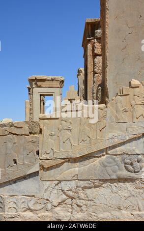 Palazzo di Darius, chiamato Tachara o palazzo d'inverno, in Persepolis. Particolare di vista sud con scala bassorilievo. Foto Stock