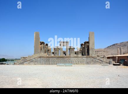 Palazzo di Darius, chiamato Tachara o palazzo d'inverno, in Persepolis. Vista sud. Foto Stock