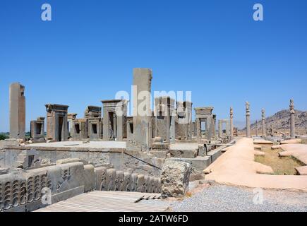 Palazzo di Dario, detto Tachara o palazzo invernale, a Persepolis, con colonne del palazzo Apadana sullo sfondo Foto Stock