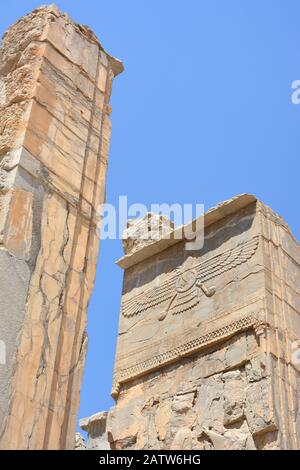 Bassorilievo del simbolo zoroastriano Faravahar all'edificio di Tripylon a Persepolis Foto Stock