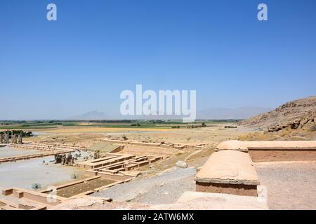 Vista di Persepolis dalla tomba di Artaserse III, di fronte a nord-ovest. Porta di tutte le Nazioni, la Via dell'Esercito, le Maneggio e la porta senza fine Foto Stock