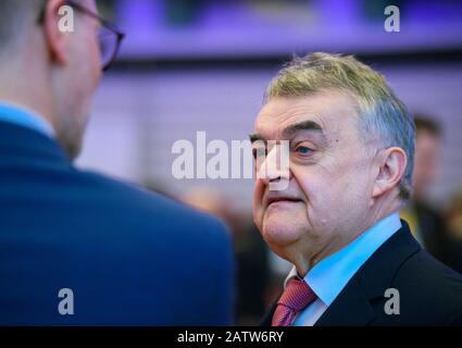 Berlino, Germania. 05th Feb, 2020. Herbert Reul (CDU, r), ministro degli interni della Renania settentrionale-Vestfalia, è al 25th Congresso europeo di polizia. Il motto dell'evento è "l'Europa: Applicare lo Stato di diritto". Credito: Gregor Fischer/Dpa/Alamy Live News Foto Stock