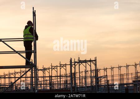 costruttore di ponteggi all'alba Foto Stock