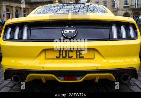 Vista posteriore gialla Ford Mustang GT 2017 Foto Stock