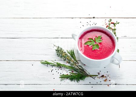 Zuppa di barbabietole. Borsch. Piatti, cibo. Vista dall'alto. Spazio libero per il testo. Foto Stock