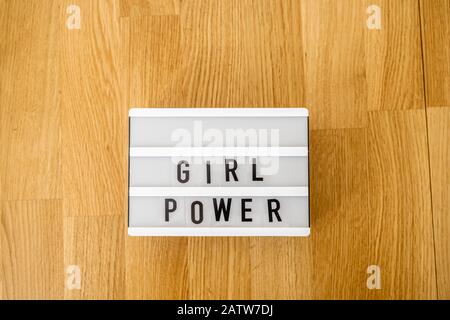 Testo alimentazione ragazza sulla scatola luminosa. Vista dall'alto. Sfondo bianco Foto Stock