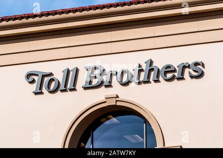 4 febbraio 2020 Santa Clara / CA / USA - i Toll Brothers firmano presso i loro uffici di vendita nella Silicon Valley; Toll Brothers è una casa di costruzione che spe Foto Stock