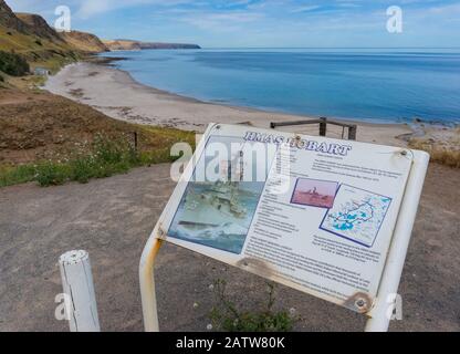 South Australia - 13 novembre 2017: Cartello con le informazioni turistiche sul punto panoramico HMAS Hobart in South Australia Foto Stock