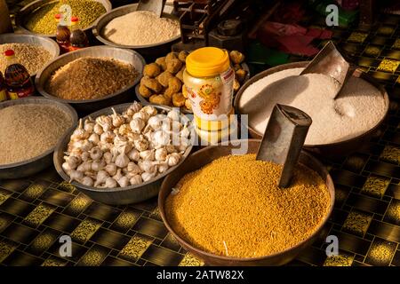 India, Rajasthan, Shekhawati, Ramgarh, aglio, miglio e zucchero per la vendita sulla strada principale alimentare stallo Foto Stock