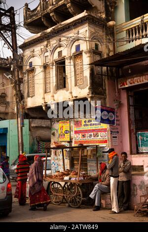 India, Rajasthan, Shekhawati, Ramgarh, strada principale, clienti al negozio in vecchio angolo strada haveli Foto Stock