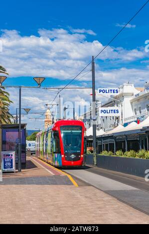 Glenelg, Australia - 13 novembre 2017: Tram rosso brillante per le strade di Glenelg toan, Australia meridionale Foto Stock