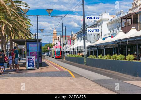 Glenelg, Australia - 13 novembre 2017: Tram rosso brillante per le strade di Glenelg toan, Australia meridionale Foto Stock