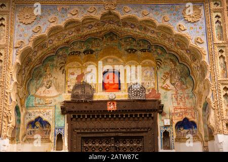 India, Rajasthan, Shekhawati, Ramgarh, ornately decorato Vedaarabya Haveli porta Foto Stock