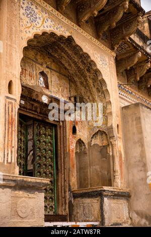 India, Rajasthan, Shekhawati, Ramgarh, ornately decorato haveli porta Foto Stock