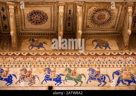 India, Rajasthan, Shekhawati, Ramgarh, haveli muro decorazione dipinto cavalieri fregio Foto Stock