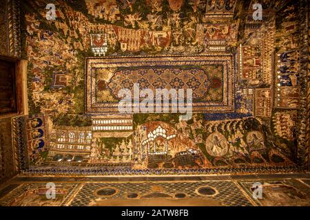 India, Rajasthan, Shekhawati, Ramgarh, tempio di Kehemka Shani Mandir, Shree Shani Mandir Dak Mori, cortile, soffitto decorato in maniera ornata Foto Stock