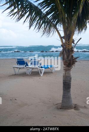 La spiaggia privata di St Kitts Marriott Hotel Resort, nella Frigate Bay, nelle Indie Occidentali Foto Stock
