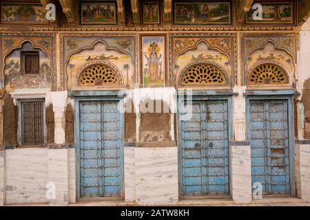 India, Rajasthan, Shekhawati, Ramgarh, porte dipinte di blu di haveli vecchio ben mantenuto, con decorazioni inferiori dipinte di bianco Foto Stock