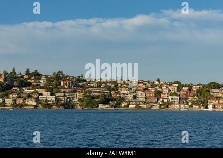 Paesaggio urbano sobborgo con proprietà fronte mare e baia d'acqua in giornata di sole. Quartiere Vaucluse, sobborgo di Sydney, Australia Foto Stock