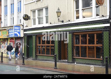 The Freemount pub, 73-75 Oldham St, Manchester M4 1EB. Pub nel quartiere Nantern che ha visto molti restauri, bevitore solido e musica dal vivo venu Foto Stock